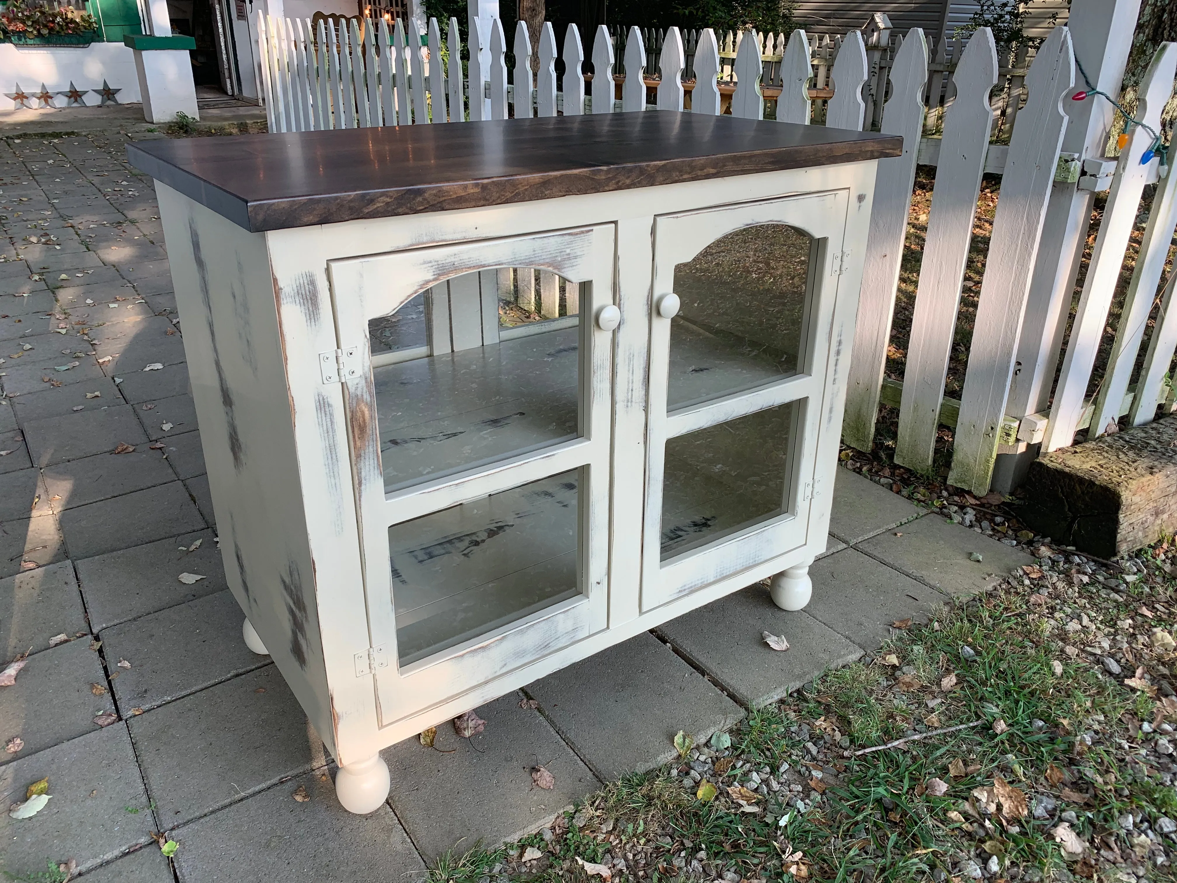 Double-Sided Glass Island
