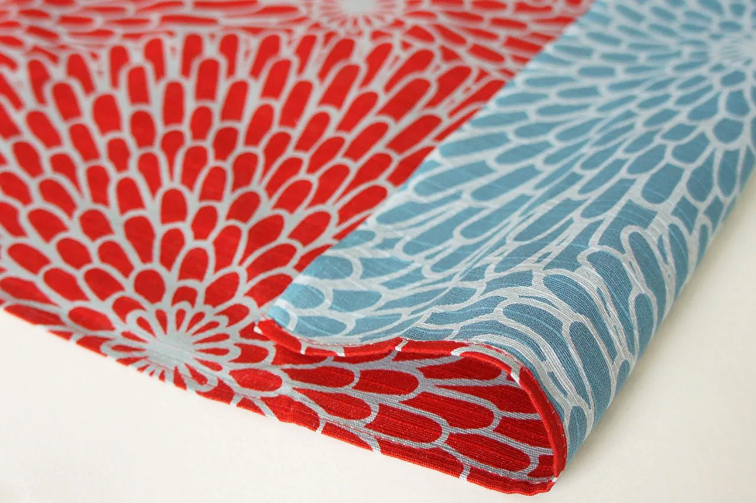 Isamonyou -  Double-Sided Dyeing Kiku (Chrysanthemum) Red/Light Blue - Furoshiki (Japanese Wrapping Cloth) 48 x 48 cm