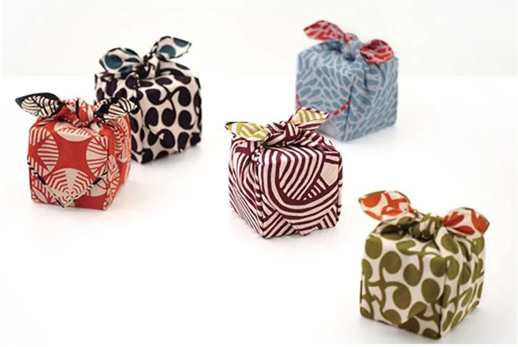 Isamonyou -  Double-Sided Dyeing Kiku (Chrysanthemum) Red/Light Blue - Furoshiki (Japanese Wrapping Cloth) 48 x 48 cm