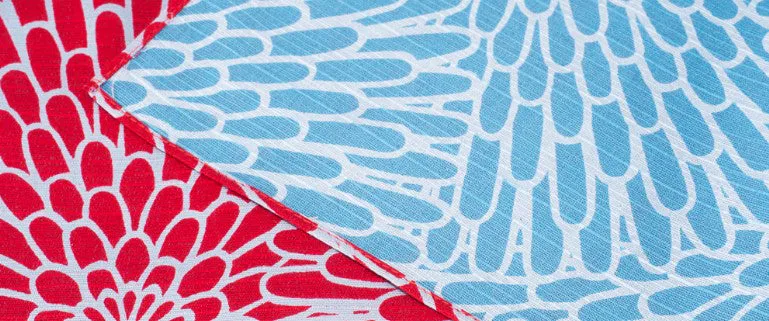 Isamonyou -  Double-Sided Dyeing Kiku (Chrysanthemum) Red/Light Blue - Furoshiki (Japanese Wrapping Cloth) 48 x 48 cm