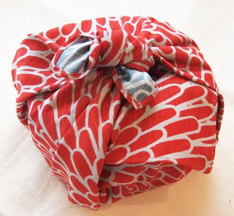Isamonyou -  Double-Sided Dyeing Kiku (Chrysanthemum) Red/Light Blue - Furoshiki (Japanese Wrapping Cloth) 48 x 48 cm