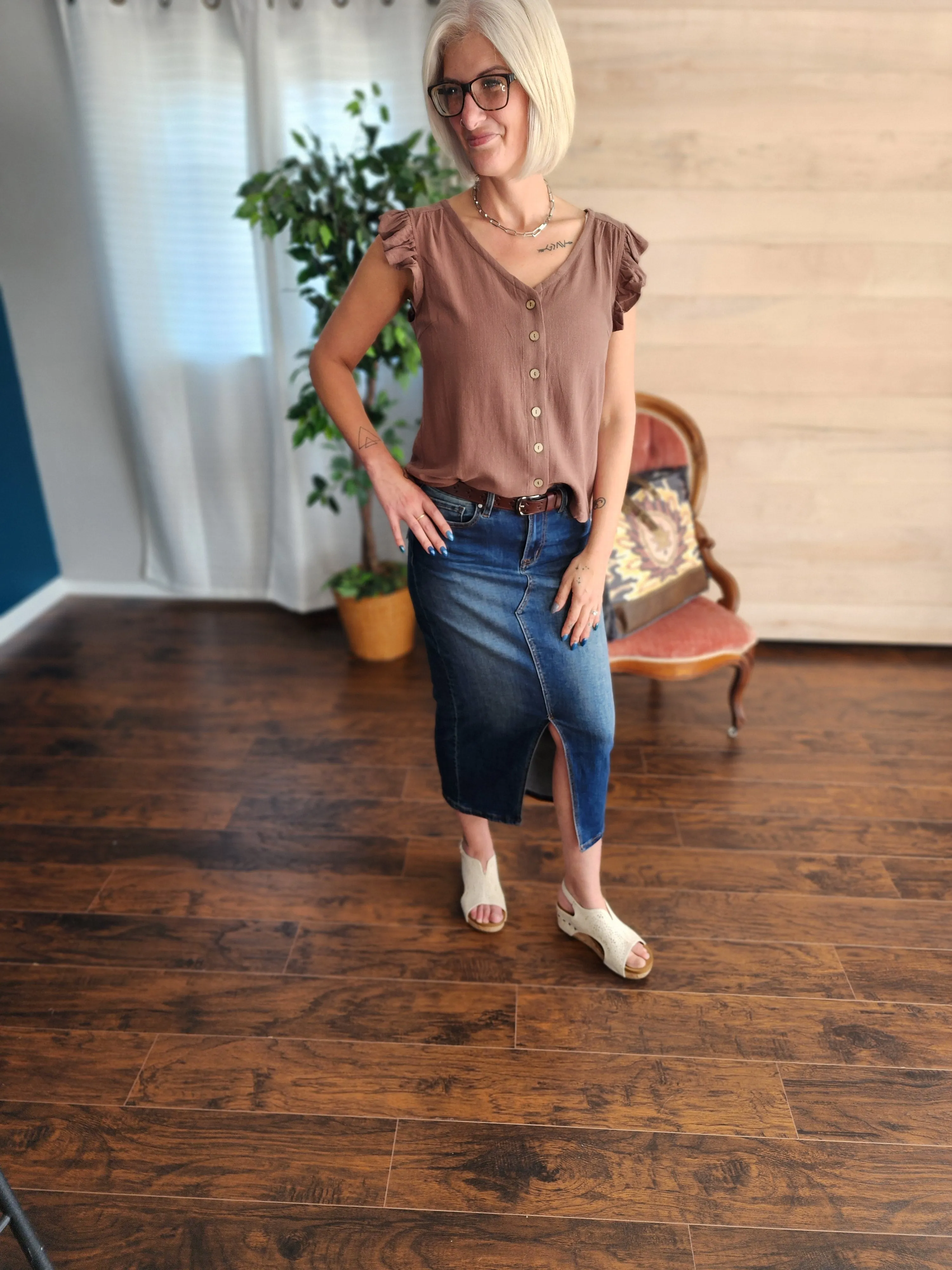 Linen button up v-neck sleeveless blouse in rosewood *