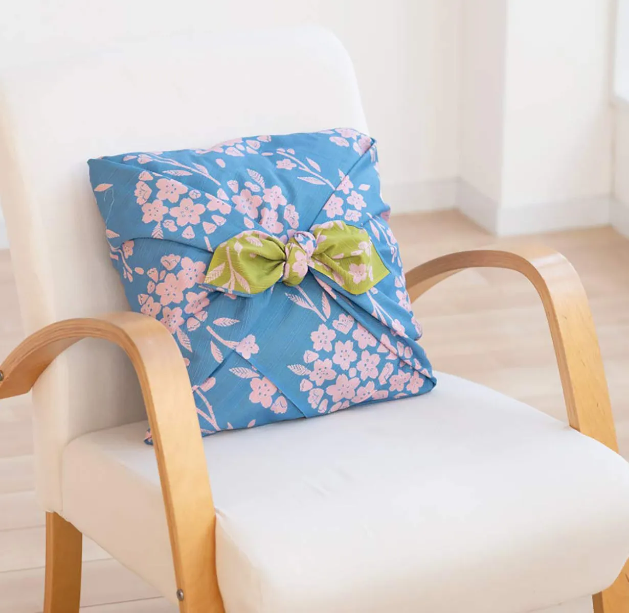Omotenashi -  Double-Sided Dyeing Sakura Black 桜／消炭色（けしずみいろ） - Furoshiki 50 x 50 cm (Japanese Wrapping Cloth)