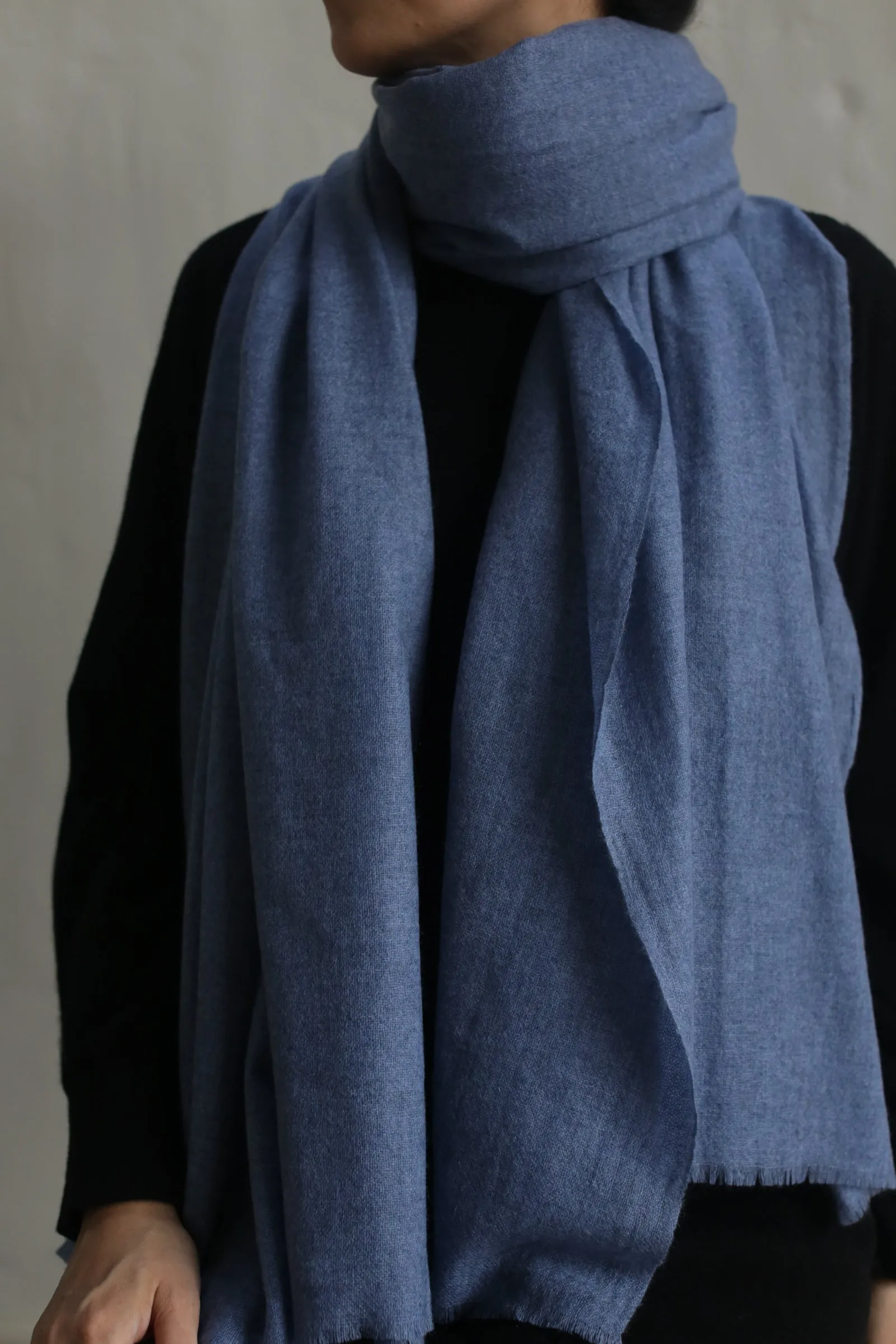 Tissue Weight Cashmere Scarf | Blue